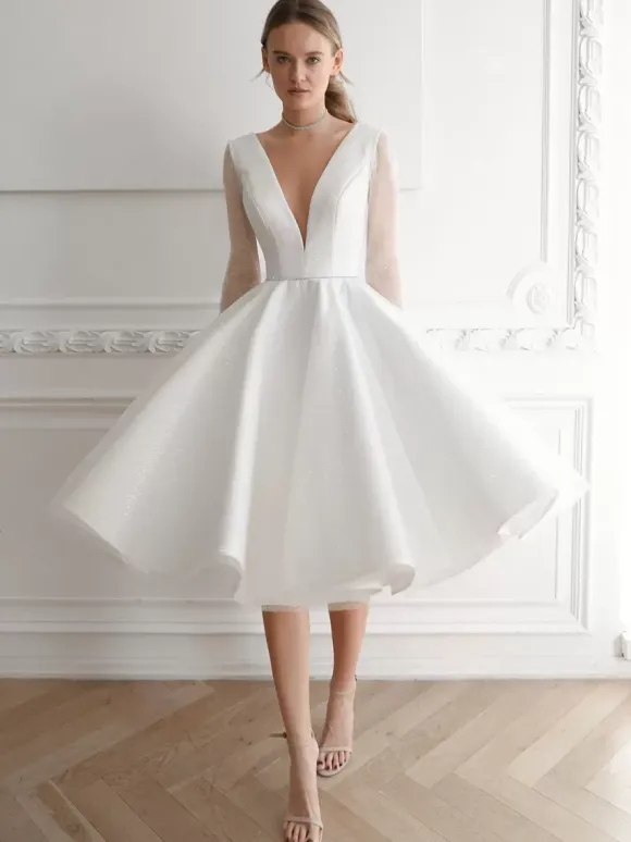 Robe de mariée courte col en V manches longues longueur genou