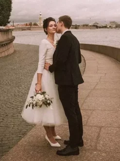 Robe de mariée courte col V manche 3/4 boutonné sur dos longueur au genou robe mariage civil