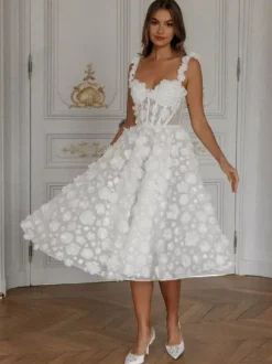 Robe de mariée courte décolleté en c艙ur sans manches coupe trapèze longueur thé