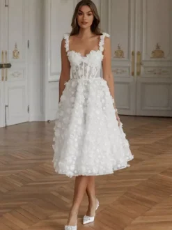 Robe de mariée courte décolleté en c艙ur sans manches coupe trapèze longueur thé