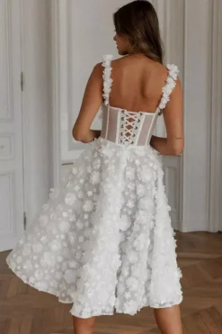 Robe de mariée courte décolleté en c艙ur sans manches coupe trapèze longueur thé