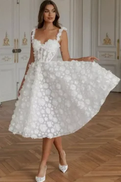 Robe de mariée courte décolleté en c艙ur sans manches coupe trapèze longueur thé