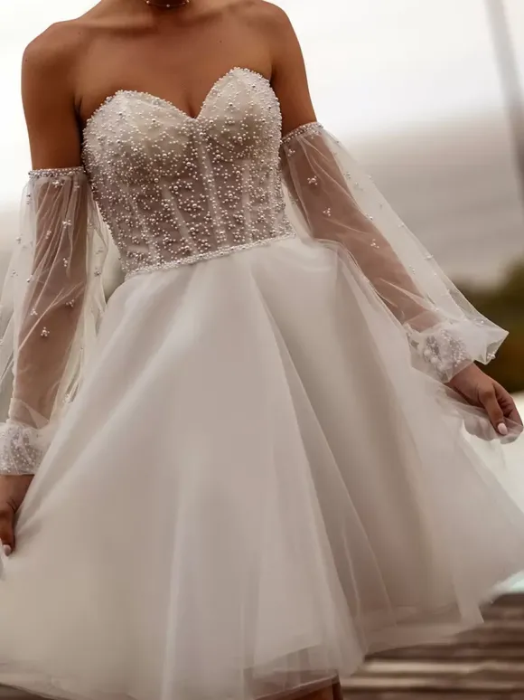 Robe de mariée courte décoré des perles sans bretelles manches longues col en coeur zip sur dos