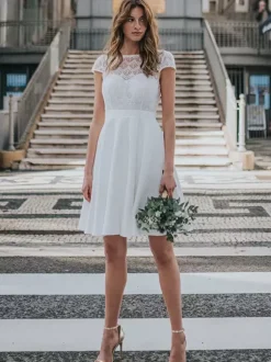 Robe de mariée courte en dentelle col bateau manche courte dos v décoré des boutons