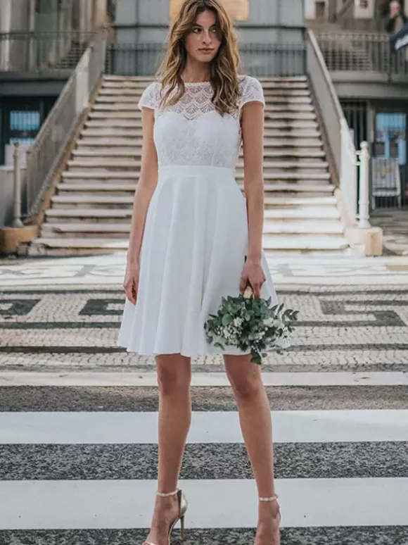 Robe de mariée courte en dentelle col bateau manche courte dos v décoré des boutons