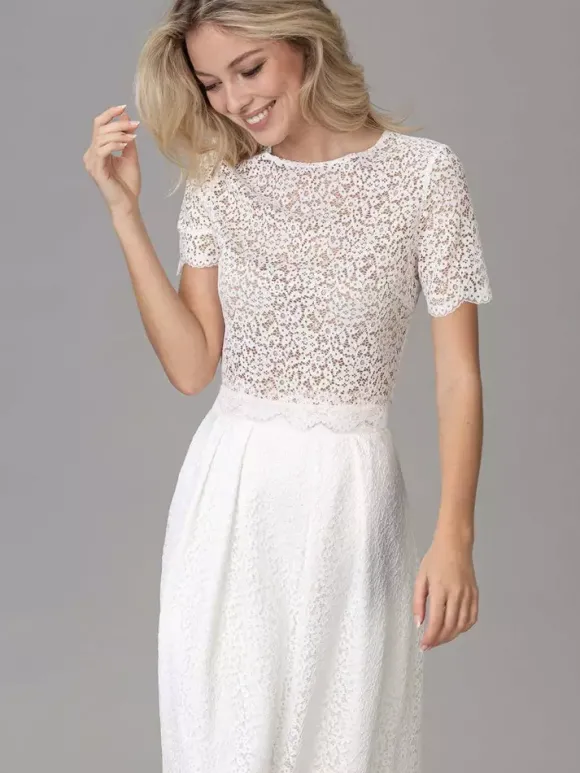 Robe de mariée courte en dentelle décolleté en V longueur genou boutons fonctionnels manches courtes ivoire