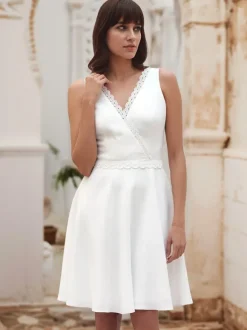 Robe de mariée courte longueur aux genoux col en v sans manches taille naturelle tissu satiné