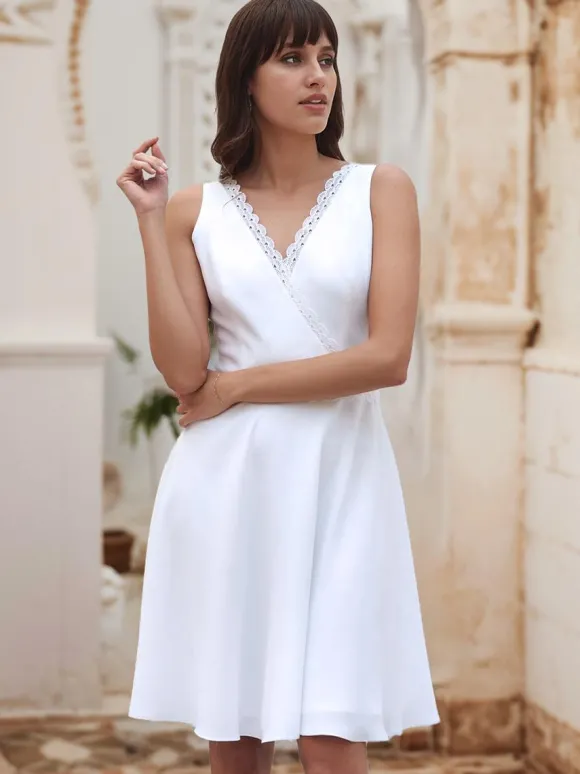 Robe de mariée courte longueur aux genoux col en v sans manches taille naturelle tissu satiné