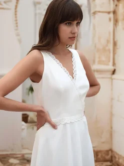 Robe de mariée courte longueur aux genoux col en v sans manches taille naturelle tissu satiné