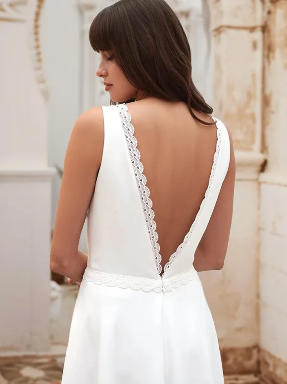 Robe de mariée courte longueur aux genoux col en v sans manches taille naturelle tissu satiné