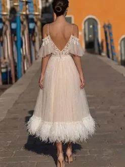 Robe de mariée courte mi-longueur col en V manches courtes coupe trapèze taille naturelle en dentelle