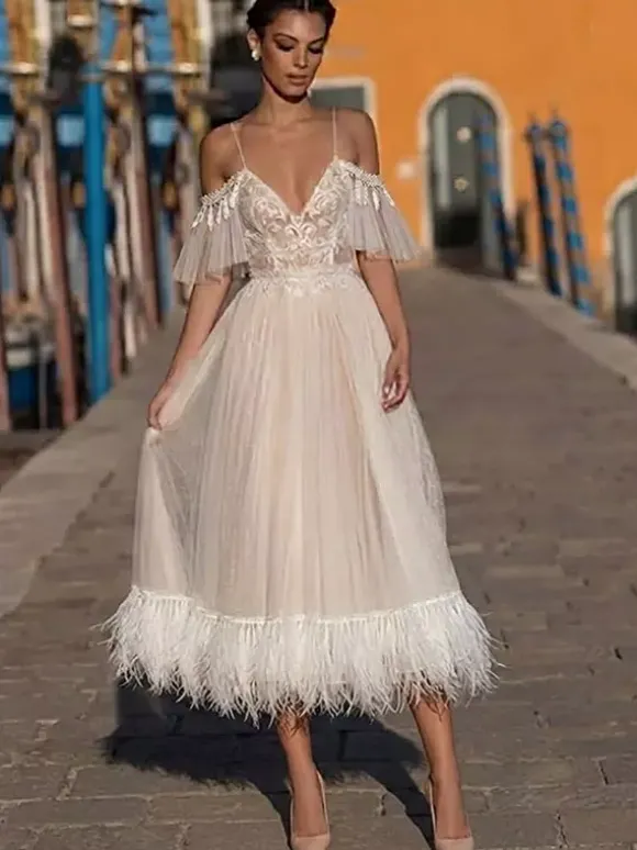 Robe de mariée courte mi-longueur col en V manches courtes coupe trapèze taille naturelle en dentelle