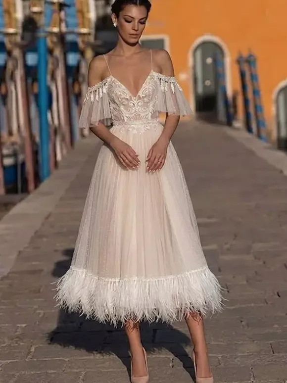 Robe de mariée courte mi-longueur col en V manches courtes coupe trapèze taille naturelle en dentelle