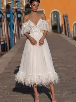 Robe de mariée courte mi-longueur col en V manches courtes coupe trapèze taille naturelle en dentelle