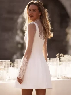Robe de mariée courte mini col carré sans manches taille naturelle en satin