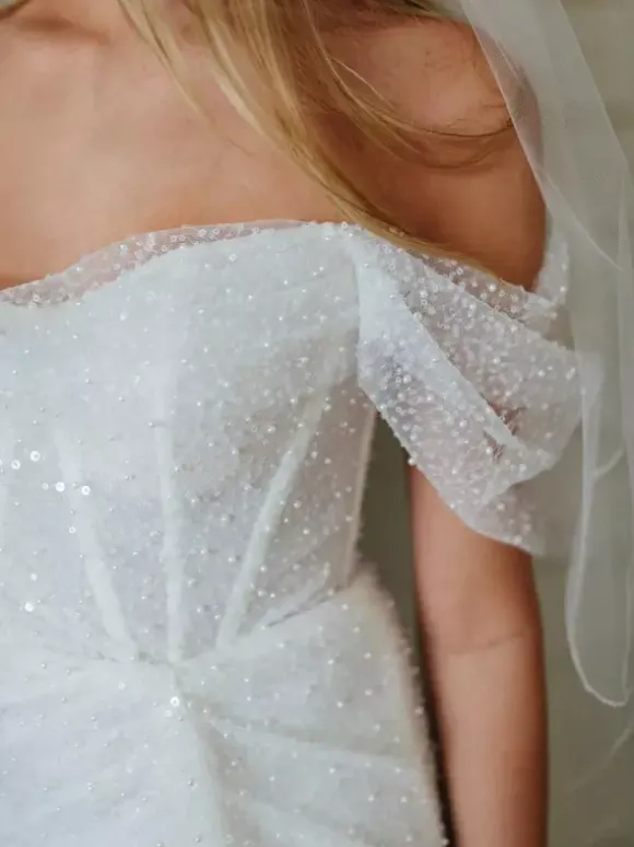 Robe de mariée courte mini sans bretelles manches courtes fourreau