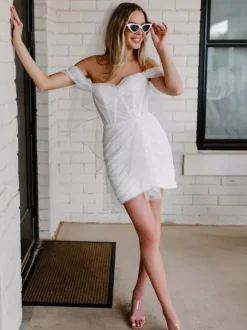 Robe de mariée courte mini sans bretelles manches courtes fourreau