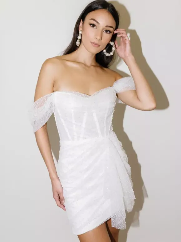 Robe de mariée courte mini sans bretelles manches courtes fourreau