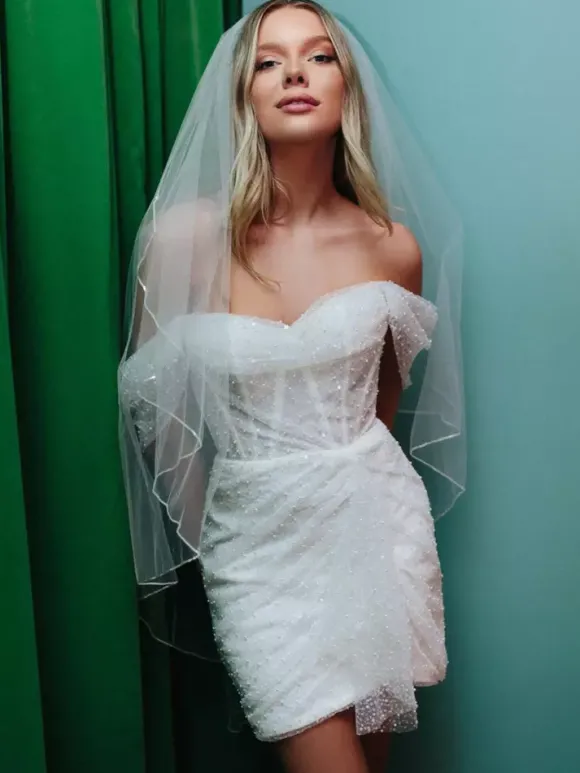 Robe de mariée courte mini sans bretelles manches courtes fourreau