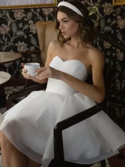 Robe de mariée courte mini décolleté en c艙ur sans manches coupe trapèze
