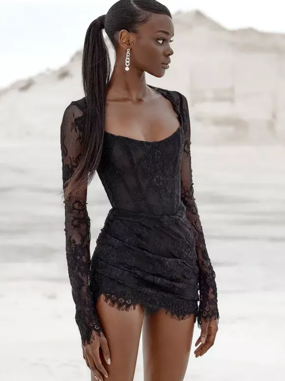 Robe de mariée courte noir manche longue en dentelle