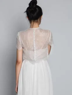 Robe de mariée deux pièces ivoire haut en dentelle col rond boutonné sur dos jupe en tulle