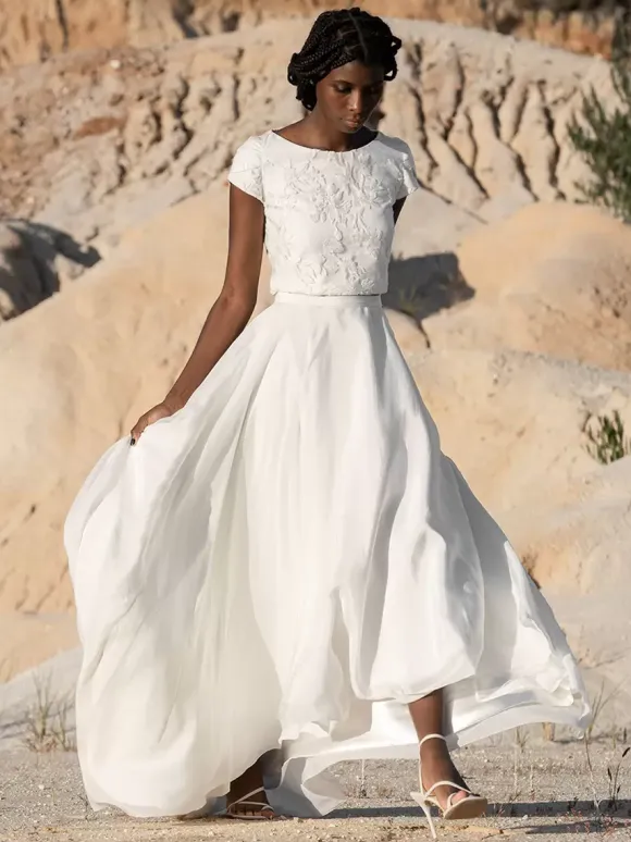 Robe de mariée deux pièces en mousseline de soie col bijou deux pièces longueur au sol fermeture éclair manches courtes ivoire