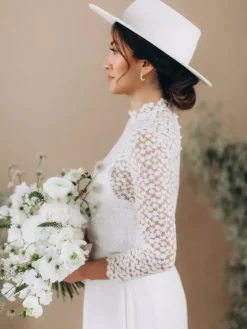 Robe de mariée deux pièces en dentelle col rond coupe trapèze dos nu manches longues ivoire