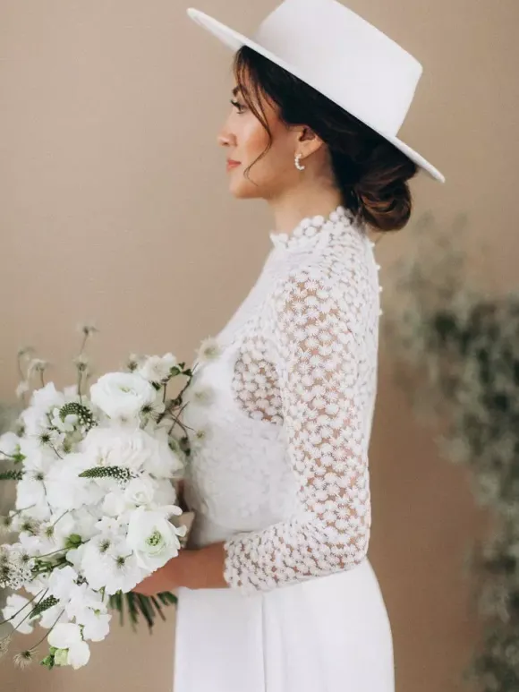 Robe de mariée deux pièces en dentelle col rond coupe trapèze dos nu manches longues ivoire