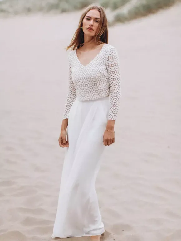 Robe de mariée deux pièces en mousseline de soie et dentelle col en V longueur au sol boutons fonctionnels manches 3/4 longueur au sol blanche