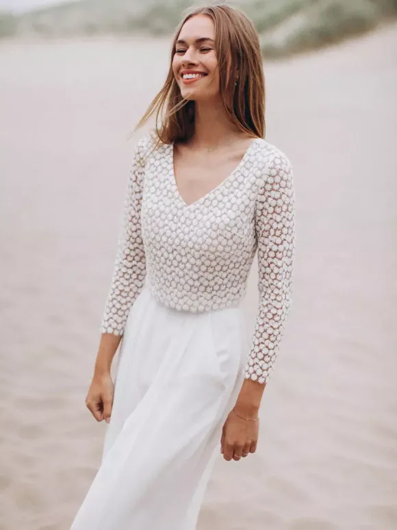 Robe de mariée deux pièces en mousseline de soie et dentelle col en V longueur au sol boutons fonctionnels manches 3/4 longueur au sol blanche