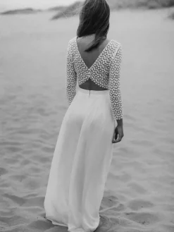 Robe de mariée deux pièces en mousseline de soie et dentelle col en V longueur au sol boutons fonctionnels manches 3/4 longueur au sol blanche