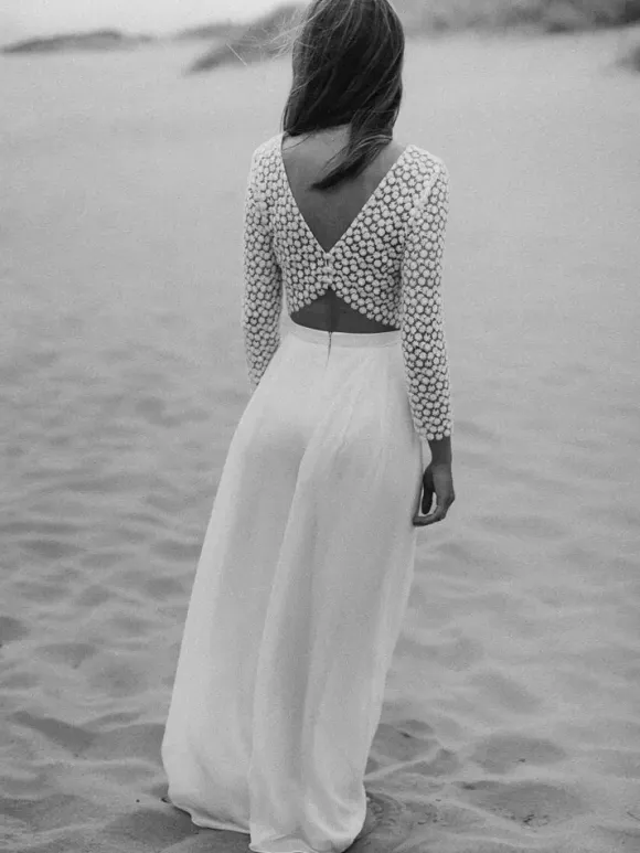 Robe de mariée deux pièces en mousseline de soie et dentelle col en V longueur au sol boutons fonctionnels manches 3/4 longueur au sol blanche