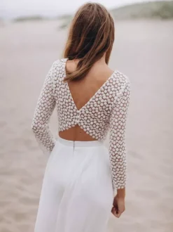 Robe de mariée deux pièces en mousseline de soie et dentelle col en V longueur au sol boutons fonctionnels manches 3/4 longueur au sol blanche