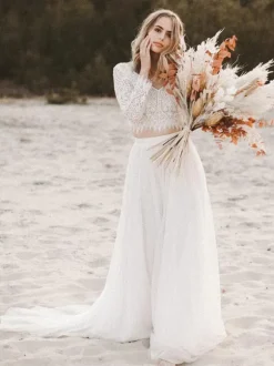 Robe de mariée deux pièces ivoire dentelle col en V coupe trapèze longueur au sol dos nu manches longues