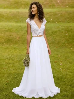 Robe de mariée deux pièces en mousseline col en V avec traîne boutons fonctionnels manches courtes et longues.