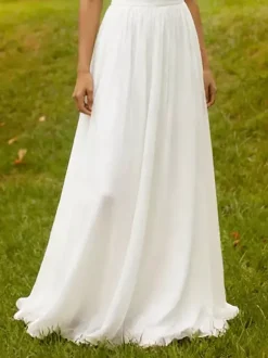 Robe de mariée deux pièces en mousseline col en V avec traîne boutons fonctionnels manches courtes et longues.
