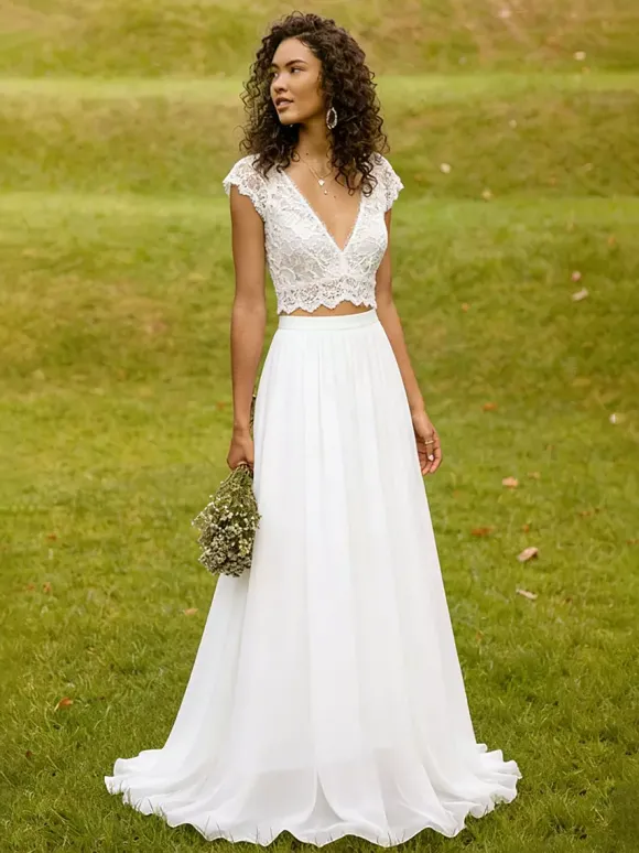 Robe de mariée deux pièces en mousseline col en V avec traîne boutons fonctionnels manches courtes et longues.