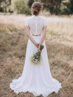 Robe de mariée deux pièces en dentelle col bijou traîne boutons fonctionnels manches courtes longue