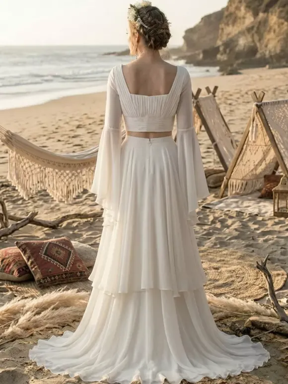 Robe de mariée deux pièces en mousseline décolleté travaillé coupe trapèze avec traîne manches longues