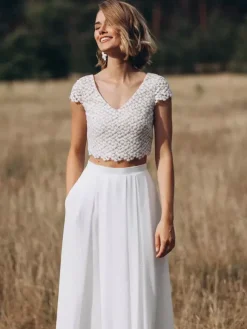 Robe de mariée deux pièces en dentelle col en V longueur au sol dos nu manches courtes