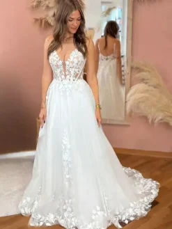 Robe de mariée en dentelle avec traîne coupe trapèze sans manches en tulle col en V