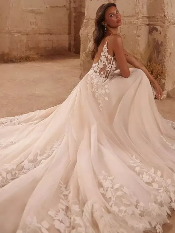 Robe de mariée en dentelle avec traîne coupe trapèze sans manches en tulle col en V