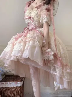 Robe de mariée Lolita rose style ballet ornée de n艙uds et de volants avec traîne.