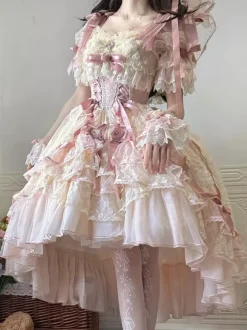 Robe de mariée Lolita rose style ballet ornée de n艙uds et de volants avec traîne.