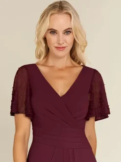 Robe de mariée pour mère col en v manches courtes gaine robes d'invitées perlées pour mariage