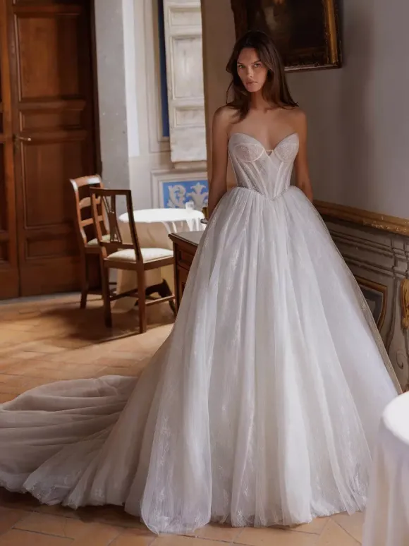 Robe de mariée princesse silhouette avec traîne col en V sans manches taille empire à plusieurs niveaux robes de mariée en dentelle