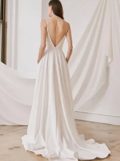 Robe de mariée simple à bretelle col V dos nu au sol