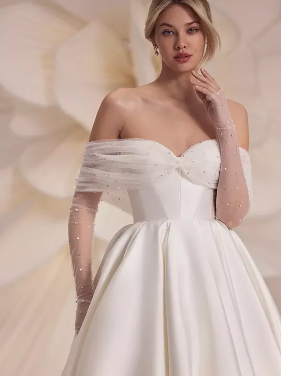 Robe de mariée simple à encolure dégagée et manches longues silhouette princesse perlée 45 cm