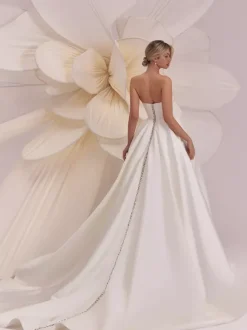 Robe de mariée simple à encolure dégagée et manches longues silhouette princesse perlée 45 cm
